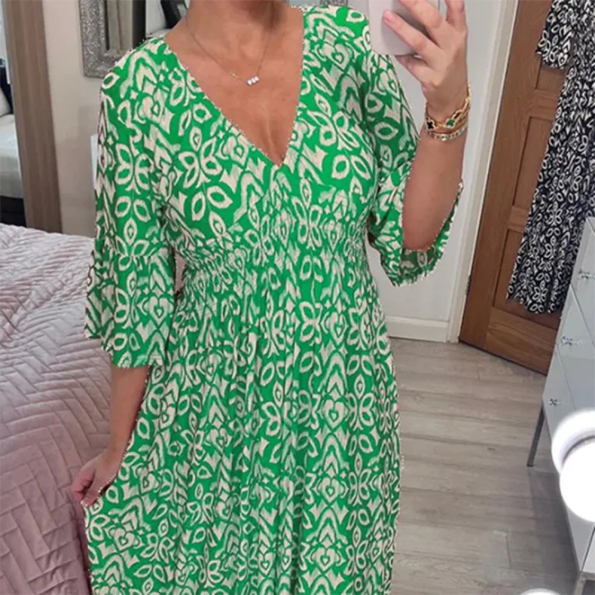 Robe Aria Vert - Décolleté en V, tissu léger pour une élégance féminine trave