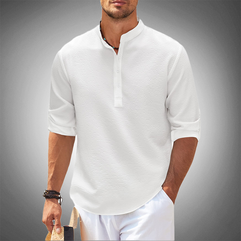 Chemise en lin contemporaine blanche, tenue casual et coton doux travel bottl
