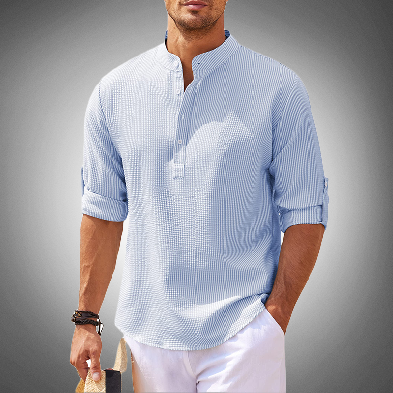 Chemise en lin contemporaine bleue, idéale pour un look décontracté travel bo