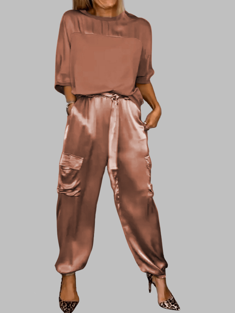 Ensemble de mode deux pièces en satin Eileena couleur Marron | Silhouette flatteuse et confiance en soi pour femmes