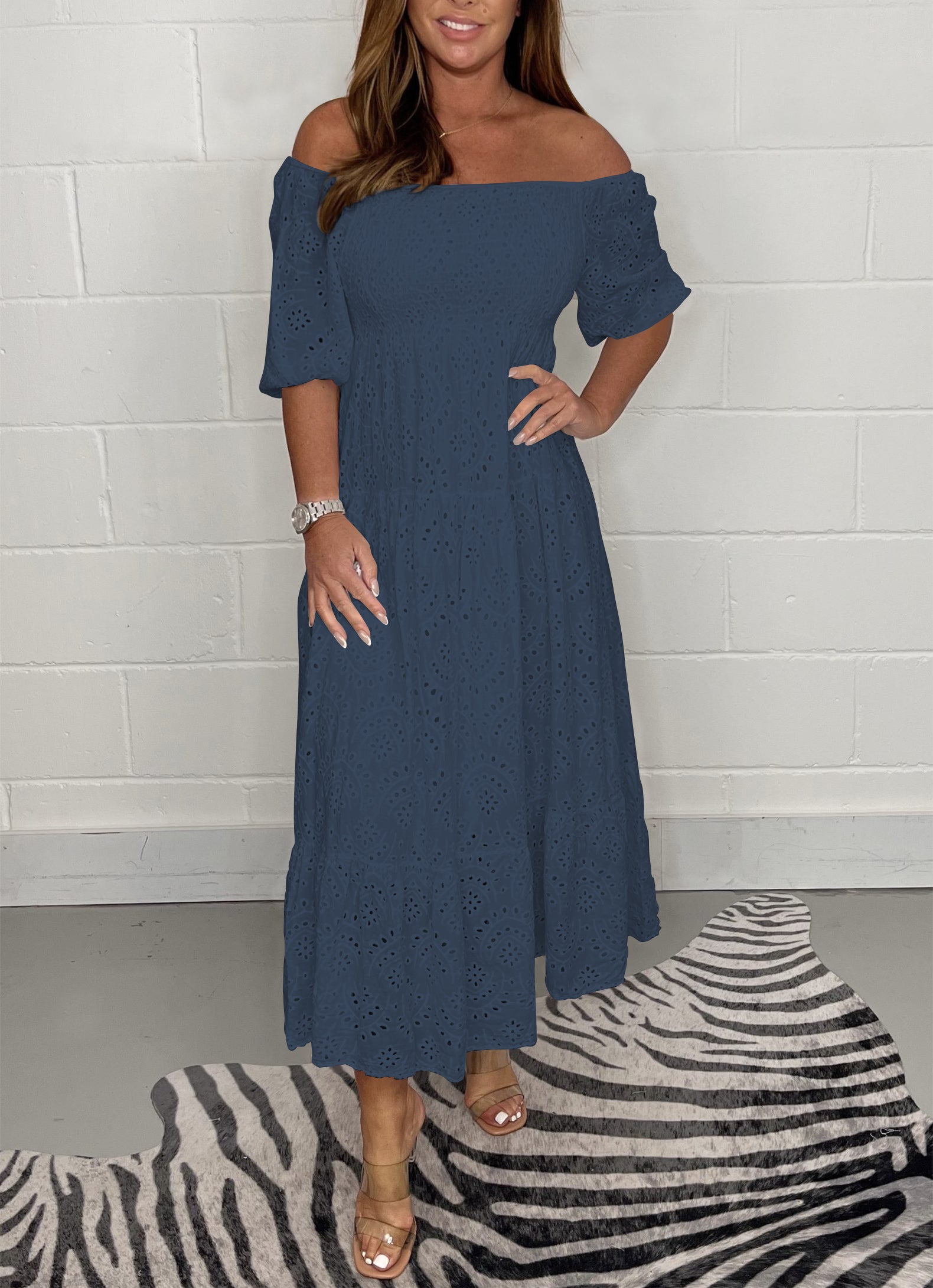 Robe Brodée Estelle - Confort Chic et Silhouette Fluide en Bleu marine travel