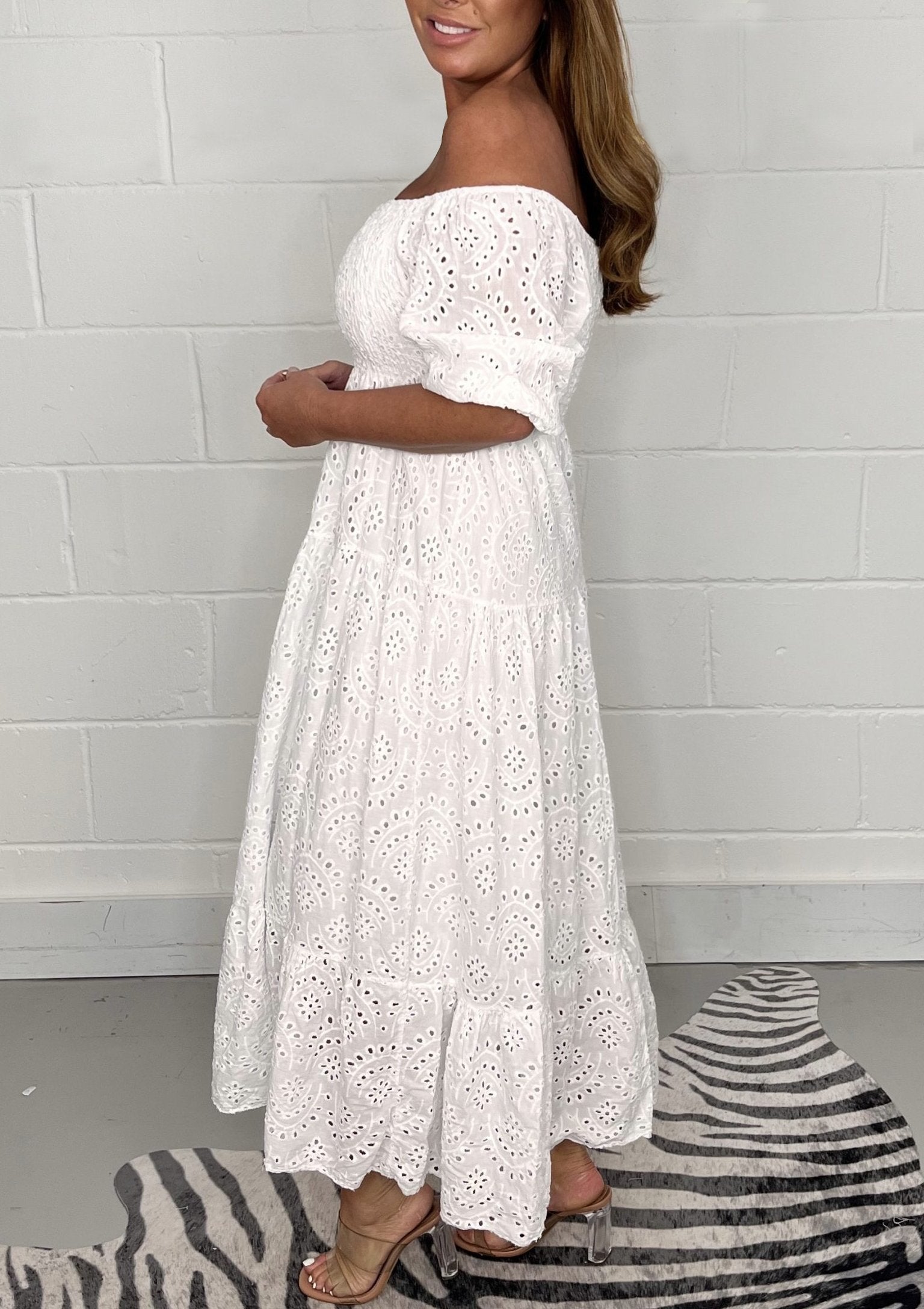 Robe Brodée Estelle - Confort Chic et Silhouette Fluide en Blanc travel bottl