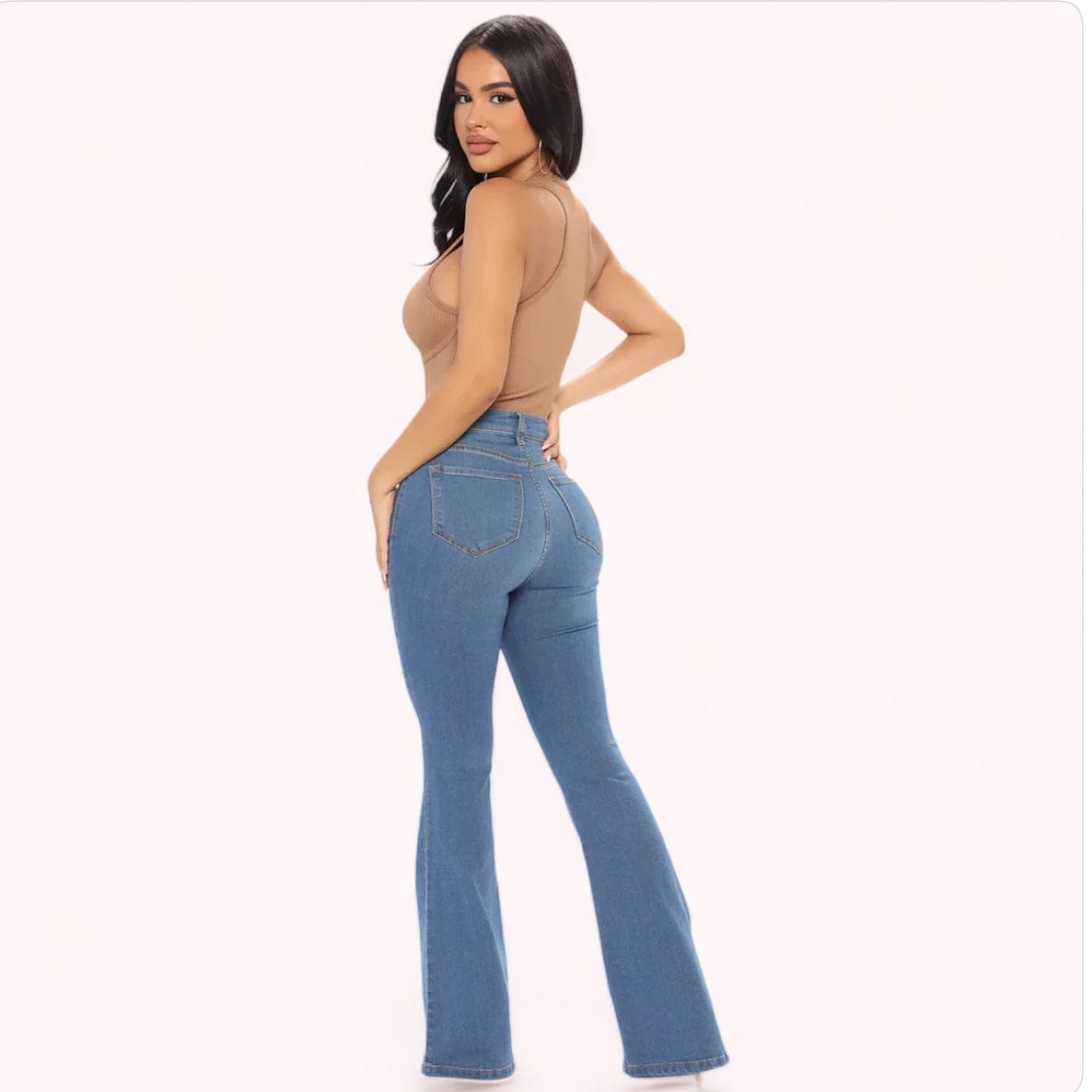 Jean femme taille haute courbe lift en bleu moyen, denim de qualité, coupe flatteuse pour mettre vos courbes en valeur