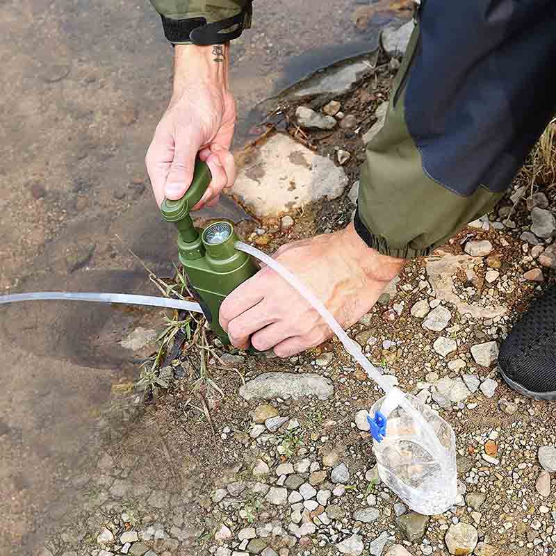 Purificateur d'eau portable avec pompe à eau pour une hydratation saine trave