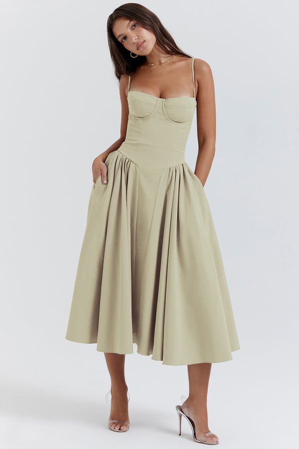Robe Sans Manches avec Ajustement Corset - Silhouette Sophistiquée et Élégance Féminine
