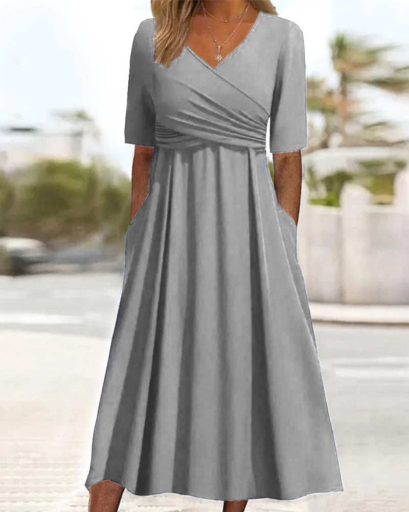 Robe croisée à col en V stylisé en coton gris pour femmes, parfaite pour un look sophistiqué
